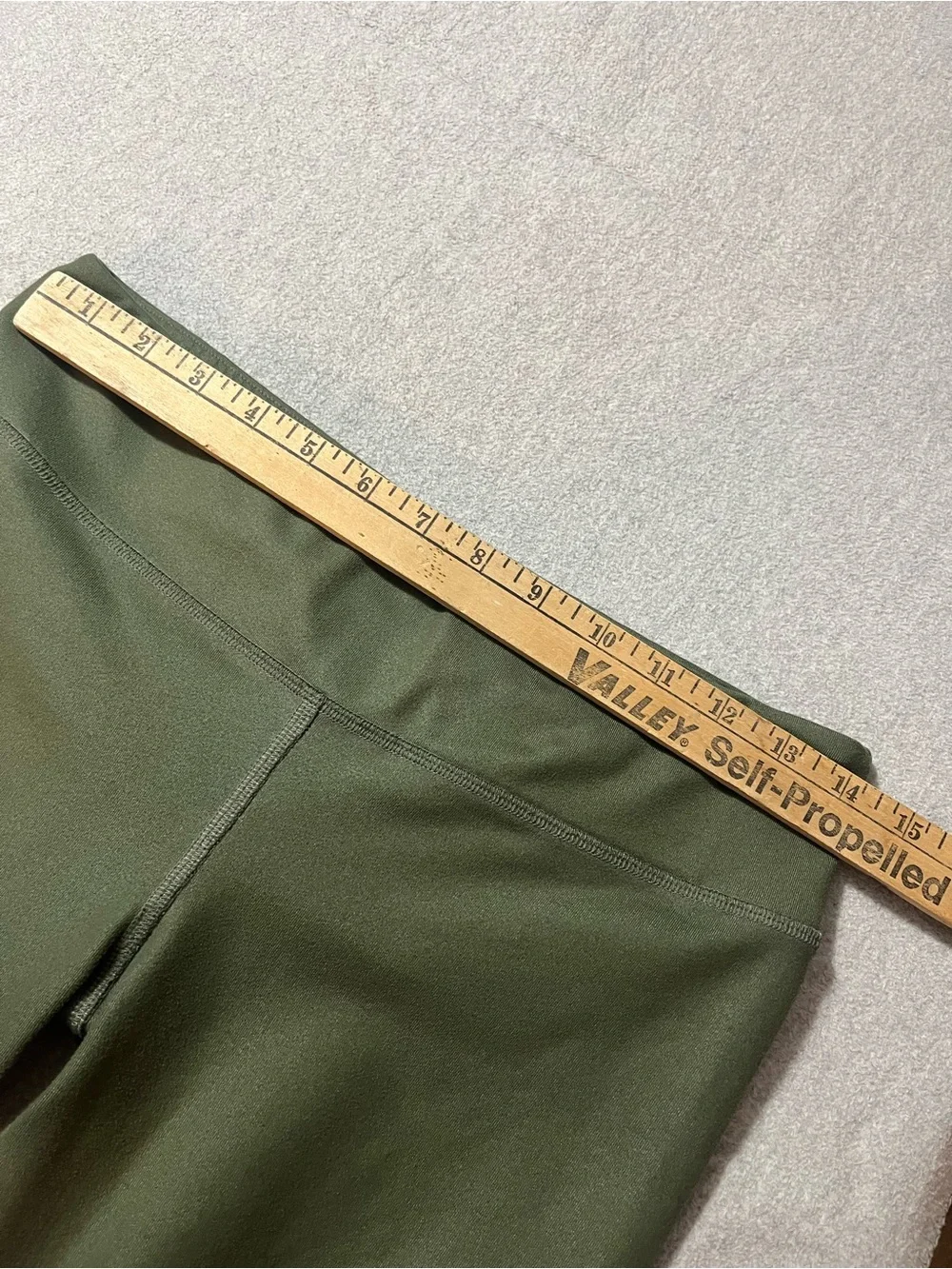 Alo Yoga Idol Ruched leggings.